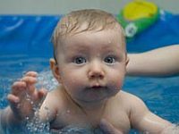 Нужен ли круг для купания малышей при занятиях ранним плаванием?